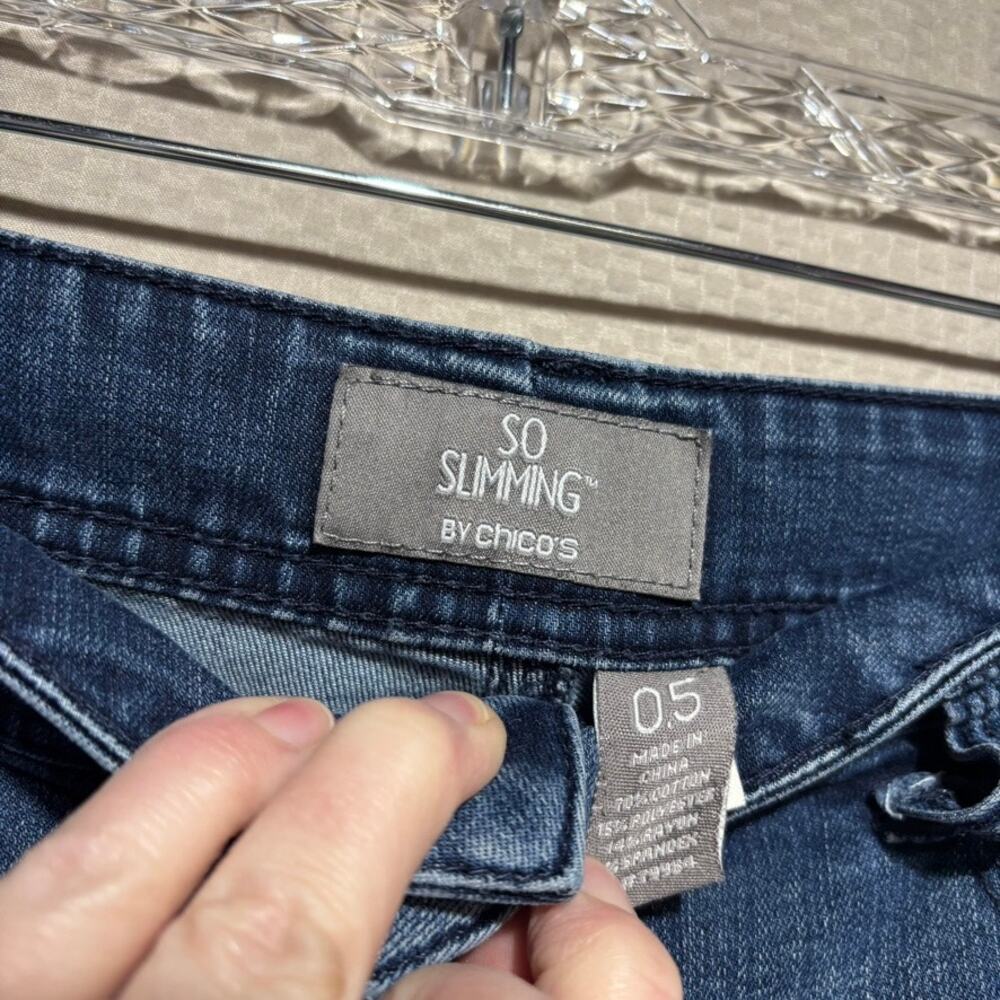 Chico's So Slimming Straight Leg Jeans Size 0.5 (US 6) Medium Wash Stretch Denim - Picture 4 of 10
